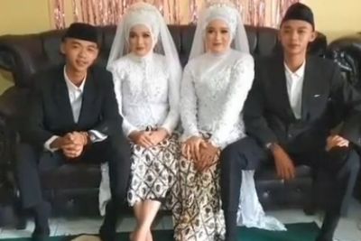 Pasangan Pengantin Kembar Nikah dengan Saudara Kembar, Netizen: Awas Ketukar Malam Pertama