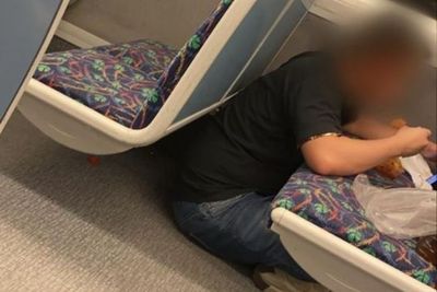 Jadi Tontonan Penumpang, Pria Ini Santai Makan di Kursi Kereta dan Duduk Bersila di Lantai