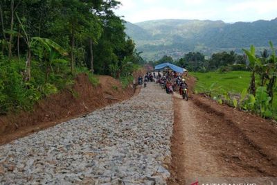 Akhirnya! Setelah Puluhan Tahun Terbengkalai, Pemkab Garut Perbaiki Jalan Rusak