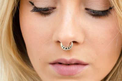 Duh! Wanita Ini Harus Jalani Transplantasi Hati Gegara Tindik Hidung
