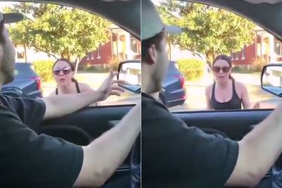 Wanita ber-Tank Top Ngamuk Mengira Di-Stalking 2 Pria Mesum, Endingnya Malu Sendiri