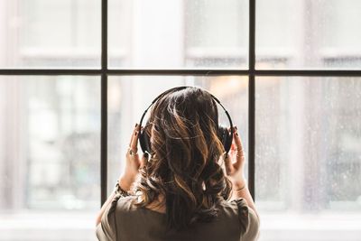 10 Lagu Indonesia yang Cocok Didengar Ketika Merasa Lelah dengan Hidup