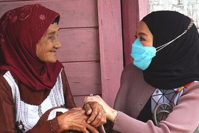 Istri Denny Cagur Terenyuh Lihat Kondisi Nenek Tua yang Hidup Sebatang Kara, Miris