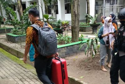 Geledah Ruang Kerja Biro Pengadaan Barang & Jasa Kantor Gubernur Sulsel, KPK Bawa 3 Koper