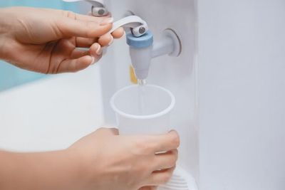Suka Minum Air dari Dispenser? Awas Ada Bahaya Tersembunyi!