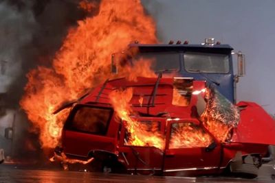 Mirip Adegan Final Destination 2 , Kecelakaan Maut di California Tewaskan 15 orang