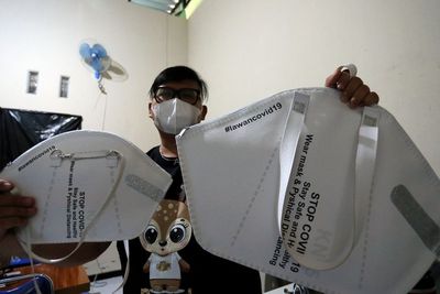 FOTO: Kreasi Tas Berbentuk Masker KN95 di Blitar