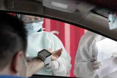 Permudahkan Lansia, Begini Cara Vaksinasi COVID-19 Secara Drive Thru