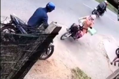 Viral Emak-emak Tabrak Pengendara Motor yang Berhenti, Endingnya Buat Geram