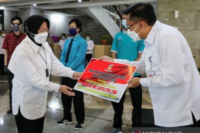 Mensos Tri Rismaharini Serahkan Dana Bantuan ke Lansia & PPKS, Total Hingga Rp3,5 Miliar