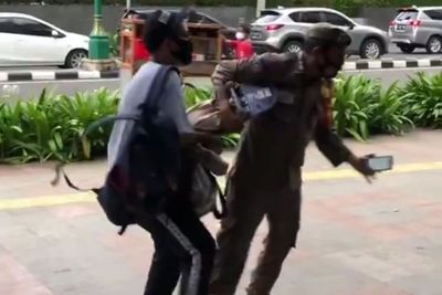 Satpol PP Ungkap Alasan Menindak Pemain Skateboard di Trotoar Thamrin