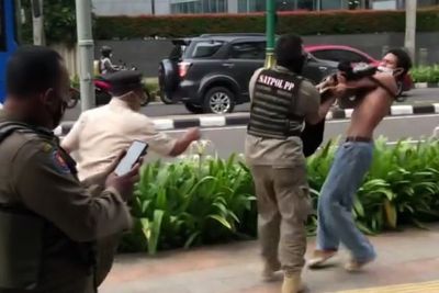 Viral Video Satpol PP Tindak Skateboarders di Thamrin dengan Cara Maksa