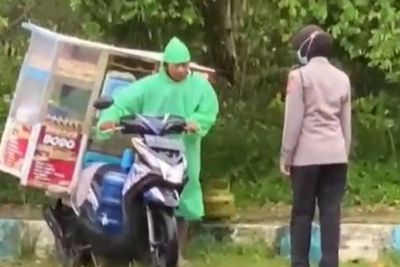 Ajak Penjual Burger Keliling yang Motornya Mogok untuk Berteduh, Polwan Ini Tuai Pujian