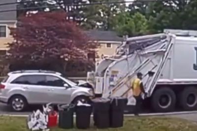 Pengemudi Acura MDX Ini Tabrak Truk Sampah