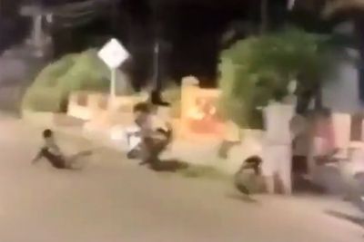 Gagal Melakukan Wheelie, Pemuda Ini Alami Crash dan Masuk ke Parit