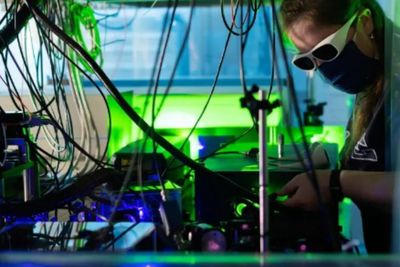 Fisikawan Ini Berhasil Perangkapkan Plasma Ultra Dingin di Perangkap Botol Magnet
