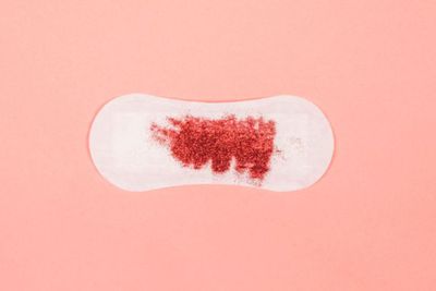 Merah Tua Hingga Coklat, Mengapa Warna Darah Mens Berbeda-Beda?
