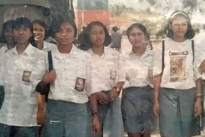 Viral Foto Jadul Rombongan Cewek SMA Pulang Magang Tahun 1995, Netizen Salfok Kaos Kaki