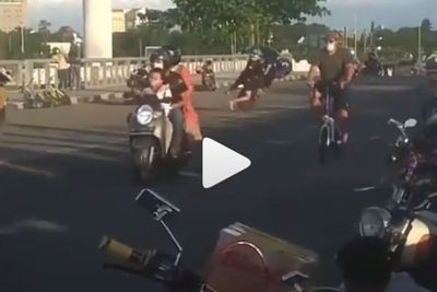 Gagal Wheelie, Pemotor Ini Jatuh Di Jalanan, Warga Sekitar Tepuk Tangan!