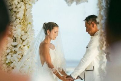 Julie Estelle Menikah dengan David Tjiptobiantoro di Maladewa