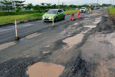 FOTO: Jalan Menuju Pintu Tol Kota Baru Rusak