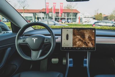 Tesla Tambah Kapasitas Beta Tester dari Fitur Full Self Driving Terbarunya!