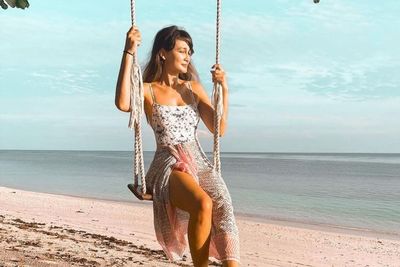 Luna Maya Pamer Foto Cantik saat Main Ayunan, Netizen: Kapan Sih Kelihatan Jeleknya