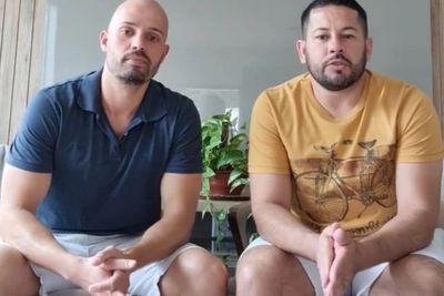 Pasangan Gay Ini Marah Setelah Pengadilan Meminta untuk Mengembalikan Anak Angkatnya