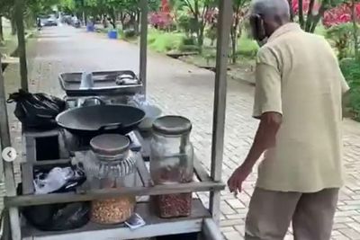 Kisah Haru Kakek 78 Tahun yang Jual Kacang di Tengah Kuburan, Tak Ada yang Beli