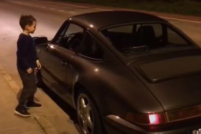 Tampaknya, Bocah Laki-laki Ini Jatuh Hati pada Porsche Klasik!