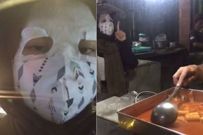 Kocak! Gadis Ini Beli Jajanan dengan Memakai Masker Kecantikan