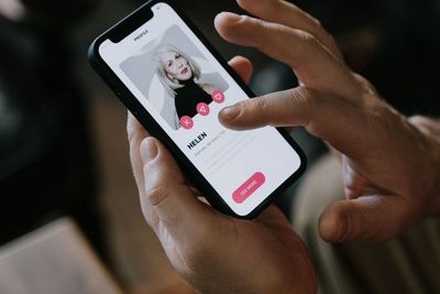 4 Ciri Kamu Terlalu Bergantung pada Dating Apps, Waspadai Efek Negatifnya!