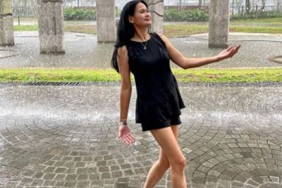 Dibalut Pakaian Serba Hitam, Donna Harun Pamer Foto Hujan, Netizen Salfok pada Bagian Ini