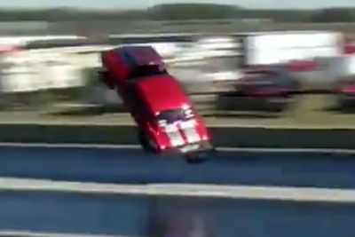 Ngeri! Mobil Drag Race Camaro Ini Terbang Karena Melaju Terlalu Cepat!