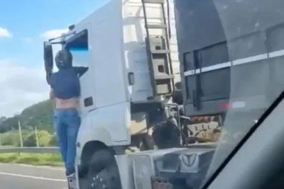Ditabrak Truk & Istrinya Tewas, Pria Ini Bergantung di Pintu Truk untuk Hentikan Pengemudi