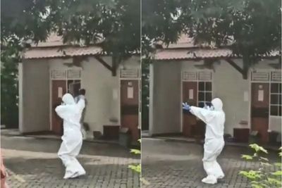 Temani Pasien COVID-19 Senam Pagi, Nakes Ini Asyik Joget Pakai APD Tuai Pujian Netizen