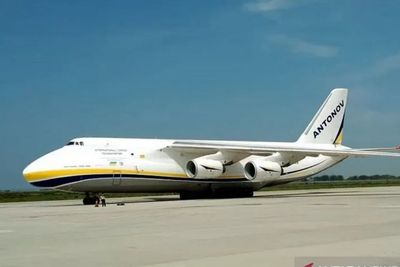 Pesawat Buatan Rusia Jenis Antonov Mendarat Perdana di Bandara Internasional Yogyakarta