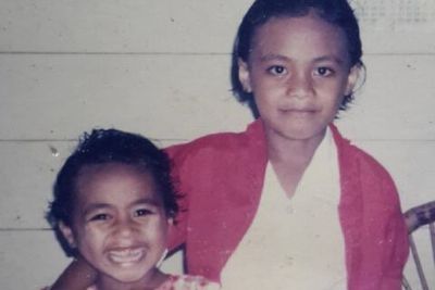 Beredar Foto Masa Kecil Aprilia Manganang Dirangkul Kakaknya, Tersenyum Lebar ke Kamera