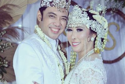 Unggah Foto Pernikahan dengan Sandy Tumiwa, Henny Mona: Saling Menerima Masa Lalu