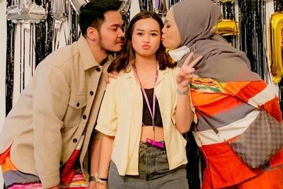 Elly Sugigi dan Aher Kompak Cium Ulfi, Netizen: Suaminya Dijaga, Nanti Anaknya Naksir