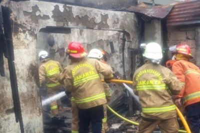36 Personel Damkar Terjun Jinakkan Api yang Membakar Warung Tongseng di Pondok Labu