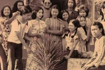 Momen Anak Muda Tahun 1971 Ngumpul Tanpa Gadget, Gayanya Jadi Sorotan