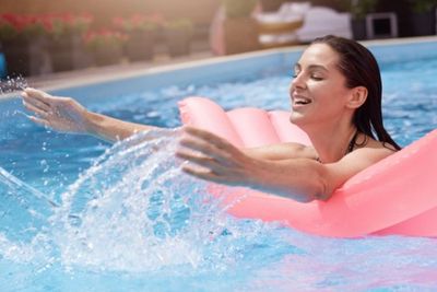 Fakta dan Mitos Seputar Berenang Saat Menstruasi