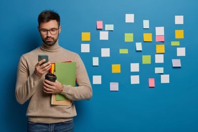 Chatting dengan 3 Zodiak Ini Harus Sabar, Cueknya Kebangetan
