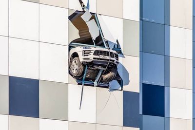 Porsche Macan Milik Pemain Profesional Rusia Ini Menjuntai Keluar, Kok Bisa?