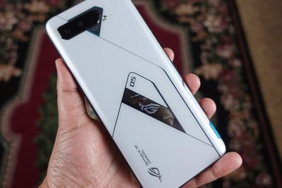 ASUS ROG Phone 5 Resmi Hadir dengan RAM 18GB dan Headphone Jack!