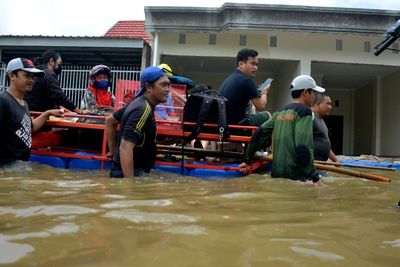 FOTO: Evakuasi Korban Banjir di Makassar