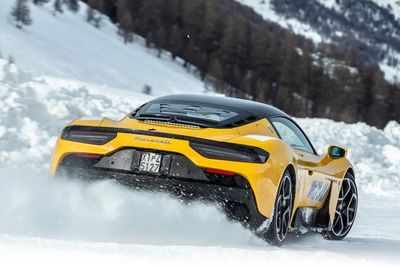Melihat Kerennya Mobil Maserati MC20 Terbaru Saat Lakukan Drift di Salju