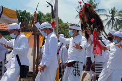 FOTO: Ritual Upacara Melasti di Pantai Petitenget Bali