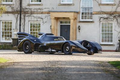 Replika Mobil Batman Sepanjang 7 Meter Ini Dijual Seharga Rp590 Jutaan!